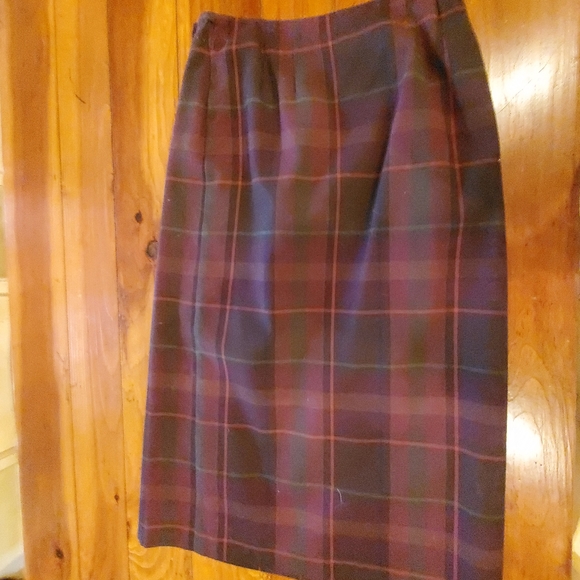 Tribeca Studio by Kenneth Cole Full-wrap Plaid Skirt, fully lined, Size 8P - Picture 2 of 6